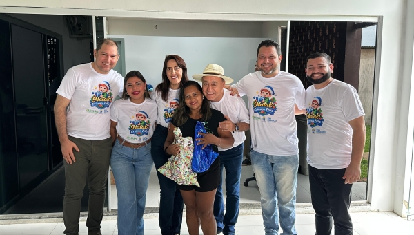 Joabe Lira visita CRAS Santa Helena e participa da entrega de brinquedos do Natal Criança Feliz